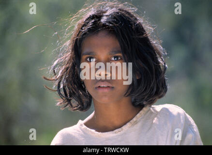 RABBIT-PROOF FENCE (2002). Copyright: Nur die redaktionelle Nutzung. Kein Merchandising oder Buch deckt. Dies ist eine öffentlich verteilten Handzettel. Zugriffsrechte nur, keine Lizenz des Urheberrechts zur Verfügung gestellt. Nur in Verbindung mit Werbung für diesen Film. Credit: RUMBARALA FILME/OLSEN ABGABE/HANWAY/AUSTRALIAN FILM FINANCE/Album Stockfoto