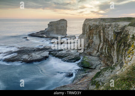 Sonnenuntergang über felsigen Küste in der Nähe von Panther und Hole-In-The-Wall Strände. Stockfoto