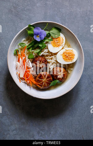 Japanische Miso Ramen mit gefüllte Champignons, Nudeln und Ei Stockfoto