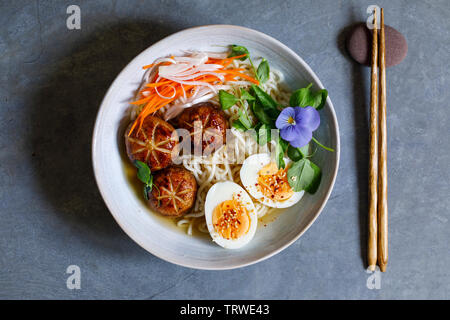 Japanische Miso Ramen mit gefüllte Champignons, Nudeln und Ei Stockfoto