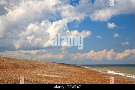 Blick nach Westen entlang der Strand und Küste bei niedrigen Wasser in North Norfolk an Salthouse, Norfolk, England, Vereinigtes Königreich, Europa. Stockfoto