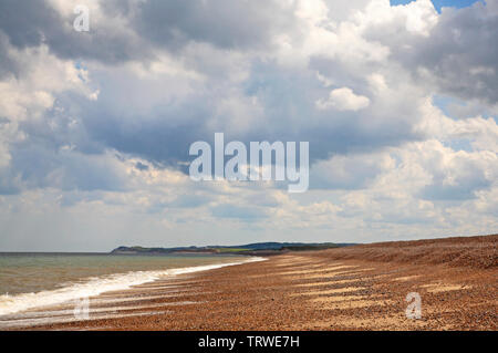 Ein Blick am Strand entlang Richtung Osten zum weybourne in North Norfolk an Salthouse, Norfolk, England, Vereinigtes Königreich, Europa. Stockfoto