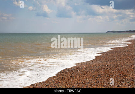 Ein Blick auf das Meer und die Küste bei niedrigen Wasser in North Norfolk an Salthouse, Norfolk, England, Vereinigtes Königreich, Europa. Stockfoto