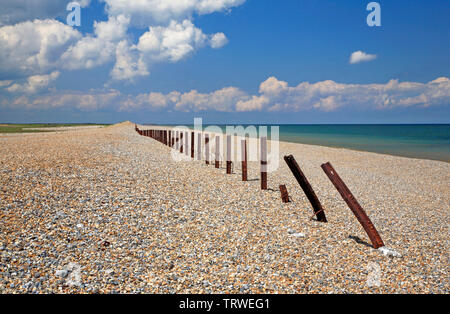 Ein Blick auf eine Linie aus Metall Beiträge entlang einem Schindel ridge aus dem Südosten in North Norfolk an Salthouse, Norfolk, England, Vereinigtes Königreich, Europa. Stockfoto