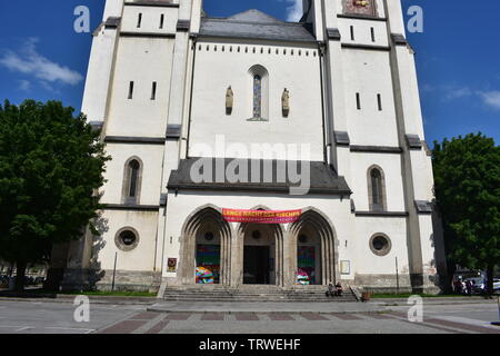 Vor dem Eingang der St. Andreas Kirche in Salzburg. Stockfoto