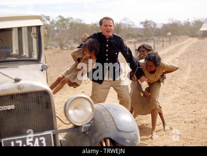 RABBIT-PROOF FENCE (2002). Copyright: Nur die redaktionelle Nutzung. Kein Merchandising oder Buch deckt. Dies ist eine öffentlich verteilten Handzettel. Zugriffsrechte nur, keine Lizenz des Urheberrechts zur Verfügung gestellt. Nur in Verbindung mit Werbung für diesen Film. Credit: RUMBARALA FILME/OLSEN ABGABE/HANWAY/AUSTRALIAN FILM FINANCE/Album Stockfoto