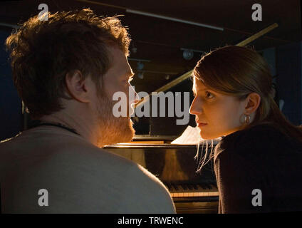 GLEN HANSARD und MARKETA IRGLOVA in einmal (2007). Copyright: Nur die redaktionelle Nutzung. Kein Merchandising oder Buch deckt. Dies ist eine öffentlich verteilten Handzettel. Zugriffsrechte nur, keine Lizenz des Urheberrechts zur Verfügung gestellt. Nur in Verbindung mit Werbung für diesen Film. Credit: SAMSON FILMS/Album Stockfoto