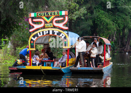 Mariachis singen zu Touristen auf die Boote von xochimilco Stockfoto