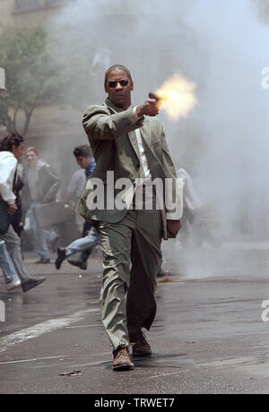 DENZEL WASHINGTON in Mann, der Feuer und Flamme (2004). Copyright: Nur die redaktionelle Nutzung. Kein Merchandising oder Buch deckt. Dies ist eine öffentlich verteilten Handzettel. Zugriffsrechte nur, keine Lizenz des Urheberrechts zur Verfügung gestellt. Nur in Verbindung mit Werbung für diesen Film. Quelle: 20th Century Fox/Vaughan, Stephen/Album Stockfoto