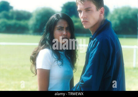 PARMINDER NAGRA und Jonathan Rhys Meyers in Bend It Like Beckham (2002). Copyright: Nur die redaktionelle Nutzung. Kein Merchandising oder Buch deckt. Dies ist eine öffentlich verteilten Handzettel. Zugriffsrechte nur, keine Lizenz des Urheberrechts zur Verfügung gestellt. Nur in Verbindung mit Werbung für diesen Film. Credit: BEND IT FILME/FILM COUNCIL/ROC MEDIA/HELKON MEDIA AG/Album Stockfoto