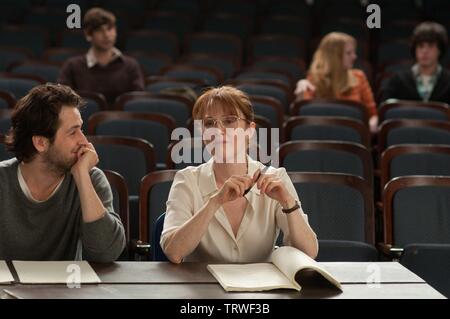 JULIANNE MOORE UND MICHAEL ANGARANO in englischer Lehrer (2013). Copyright: Nur die redaktionelle Nutzung. Kein Merchandising oder Buch deckt. Dies ist eine öffentlich verteilten Handzettel. Zugriffsrechte nur, keine Lizenz des Urheberrechts zur Verfügung gestellt. Nur in Verbindung mit Werbung für diesen Film. Credit: ARTINA FILME/Album Stockfoto