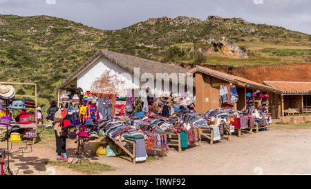 Peruanische Volk mit lokalen Produkten im malerischen Ort für Touristen Stockfoto