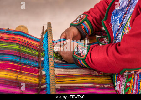 Peruanische Frau arbeiten an traditionellen handgemachten wolle Produktion Stockfoto