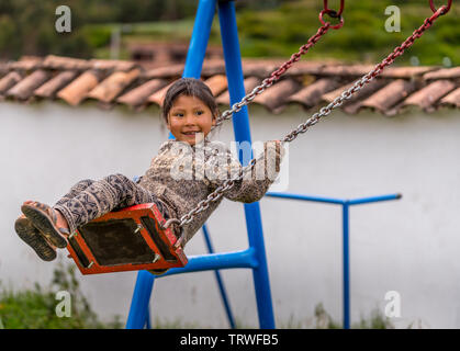 Cuzco, Peru - 30. April 2019. Eine Peruanische kid Spielen am Spielplatz Stockfoto