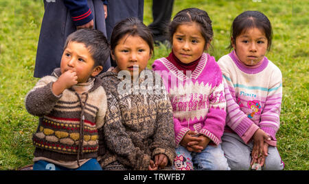 Cuzco, Peru - 30. April 2019. Peruanische Kinder in einer örtlichen Schule erfüllen Stockfoto