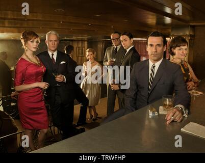 JOHN SLATTERY, ELISABETH MOSS, VINCENT KARTHEISER, Jon Hamm und Christina Hendricks in Mad Men (2007). Copyright: Nur die redaktionelle Nutzung. Kein Merchandising oder Buch deckt. Dies ist eine öffentlich verteilten Handzettel. Zugriffsrechte nur, keine Lizenz des Urheberrechts zur Verfügung gestellt. Nur in Verbindung mit Werbung für diesen Film. Kreditkarten: American MOVIE CLASSICS (AMC) / radikale MEDIA/Album Stockfoto