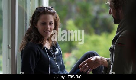 KRISTEN STEWART in Wolken von Sils Maria (2014). Copyright: Nur die redaktionelle Nutzung. Kein Merchandising oder Buch deckt. Dies ist eine öffentlich verteilten Handzettel. Zugriffsrechte nur, keine Lizenz des Urheberrechts zur Verfügung gestellt. Nur in Verbindung mit Werbung für diesen Film. Credit: CG KINO/CAB PRODUCTIONS/HESEKIEL FILMPRODUKTION/PALLAS FIL/BETHUEL, Lied/Album Stockfoto