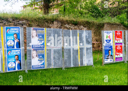 Plakate Kandidaten für die Wahlen zum Europäischen Parlament, Ravenna, Emilia-Romagna, Italien Stockfoto