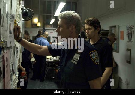 ETHAN HAWKE und RICHARD GERE in Brooklyn'S FINEST (2009). Copyright: Nur die redaktionelle Nutzung. Kein Merchandising oder Buch deckt. Dies ist eine öffentlich verteilten Handzettel. Zugriffsrechte nur, keine Lizenz des Urheberrechts zur Verfügung gestellt. Nur in Verbindung mit Werbung für diesen Film. Quelle: Millennium films/Thunder Road Produktionen/Album Stockfoto