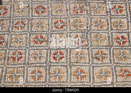 Buntes Mosaik Boden mit symmetrischen Mustern in einem der Häuser der antiken römischen Stadt Volubilis, Marokko. Stockfoto