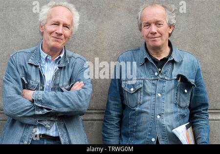 LUC DARDENNE und JEAN-PIERRE DARDENNE in DAS KIND MIT DEM FAHRRAD (2011) - Originaltitel: Le GAMIN AU VELO-. Copyright: Nur die redaktionelle Nutzung. Kein Merchandising oder Buch deckt. Dies ist eine öffentlich verteilten Handzettel. Zugriffsrechte nur, keine Lizenz des Urheberrechts zur Verfügung gestellt. Nur in Verbindung mit Werbung für diesen Film. Credit: LES FILMS DU FLEUVE/Album Stockfoto