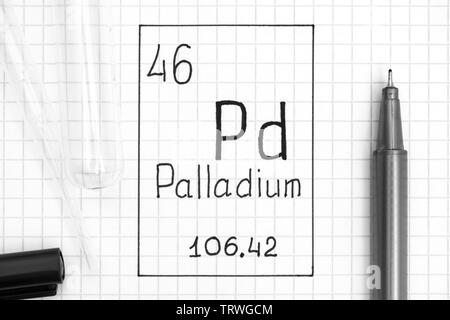 Das Periodensystem der Elemente. Handschrift chemische Element Palladium Pd mit schwarzem Stift, Reagenzglas und Pipette. Close-up. Stockfoto