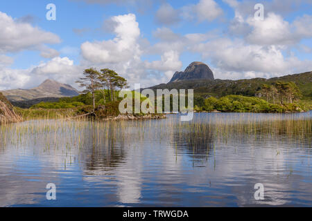 Vom Loch in der Nähe von Druim Suardalain Glencanisp Lodge, Assynt, Sutherland, Highlands, Schottland Suilven Stockfoto