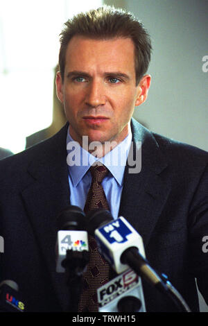 RALPH FIENNES in MAID IN MANHATTAN (2002). Copyright: Nur die redaktionelle Nutzung. Kein Merchandising oder Buch deckt. Dies ist eine öffentlich verteilten Handzettel. Zugriffsrechte nur, keine Lizenz des Urheberrechts zur Verfügung gestellt. Nur in Verbindung mit Werbung für diesen Film. Quelle: Columbia Pictures/Album Stockfoto