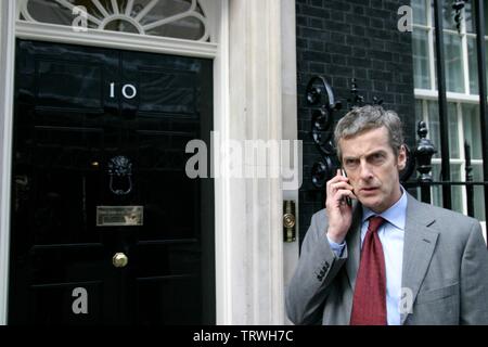 PETER CAPALDI in IN DER SCHLEIFE (2009). Copyright: Nur die redaktionelle Nutzung. Kein Merchandising oder Buch deckt. Dies ist eine öffentlich verteilten Handzettel. Zugriffsrechte nur, keine Lizenz des Urheberrechts zur Verfügung gestellt. Nur in Verbindung mit Werbung für diesen Film. Credit: Aramid Unterhaltung Fonds/BBC Films/UK Film Council/Album Stockfoto