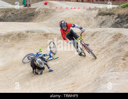 ZABREH, tschechische Republik - 1. JUNI 2019: Eine der beiden jungen Racers auf dem Fahrrad ist fallingis in der Region Olomouc Meisterschaft BMX fallen in neuen Stockfoto