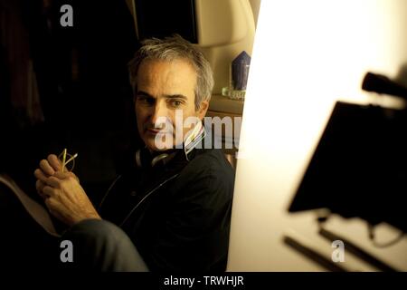 OLIVIER ASSAYAS in Wolken von Sils Maria (2014). Copyright: Nur die redaktionelle Nutzung. Kein Merchandising oder Buch deckt. Dies ist eine öffentlich verteilten Handzettel. Zugriffsrechte nur, keine Lizenz des Urheberrechts zur Verfügung gestellt. Nur in Verbindung mit Werbung für diesen Film. Credit: CG KINO/CAB PRODUCTIONS/HESEKIEL FILMPRODUKTION/PALLAS FIL/BETHUEL, Lied/Album Stockfoto