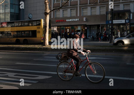 Ältere Dame auf einem bycile im Zentrum Berlins, Kurfürstendamm, Berlin, Deutschland Stockfoto
