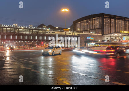 Deutschland, Berlin, Bahnhof Zoologischer Garten - der Verkehr auf der Juction der Joachimsthaler Straße und Hardenbergstraße bei Nacht Stockfoto