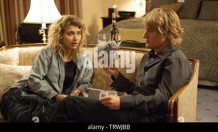 OWEN WILSON und IMOGEN POOTS in SHE'S FUNNY AUF DIESE WEISE (2014). Copyright: Nur die redaktionelle Nutzung. Kein Merchandising oder Buch deckt. Dies ist eine öffentlich verteilten Handzettel. Zugriffsrechte nur, keine Lizenz des Urheberrechts zur Verfügung gestellt. Nur in Verbindung mit Werbung für diesen Film. Credit: LAGNIAPPE FILME/Album Stockfoto