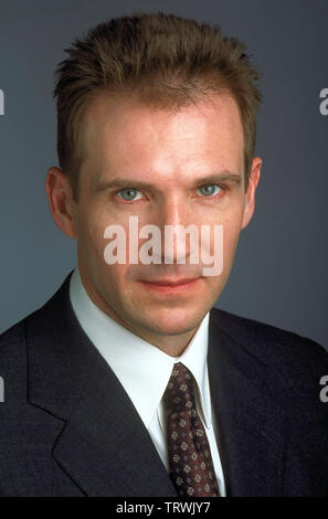 RALPH FIENNES in MAID IN MANHATTAN (2002). Copyright: Nur die redaktionelle Nutzung. Kein Merchandising oder Buch deckt. Dies ist eine öffentlich verteilten Handzettel. Zugriffsrechte nur, keine Lizenz des Urheberrechts zur Verfügung gestellt. Nur in Verbindung mit Werbung für diesen Film. Quelle: Columbia Pictures/Album Stockfoto