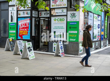 Ein cbd Öl vape Store verkaufen vape Flüssigkeit und Cannabis Öl base Produkte in Manchester, Piccadilly, Großbritannien Stockfoto