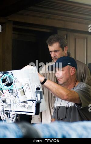 MARTIN CAMPBELL und MEL GIBSON IM RAND DER FINSTERNIS (2010). Copyright: Nur die redaktionelle Nutzung. Kein Merchandising oder Buch deckt. Dies ist eine öffentlich verteilten Handzettel. Zugriffsrechte nur, keine Lizenz des Urheberrechts zur Verfügung gestellt. Nur in Verbindung mit Werbung für diesen Film. Quelle: WARNER BROSS BILDER/BBC Films/SYMBOL PRODUKTIONEN/POLAY, MACALL/Album Stockfoto
