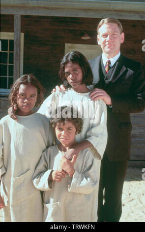 KENNETH BRANAGH EVERLYN SAMPI und in Rabbit-PROOF FENCE (2002). Copyright: Nur die redaktionelle Nutzung. Kein Merchandising oder Buch deckt. Dies ist eine öffentlich verteilten Handzettel. Zugriffsrechte nur, keine Lizenz des Urheberrechts zur Verfügung gestellt. Nur in Verbindung mit Werbung für diesen Film. Credit: RUMBARALA FILME/OLSEN ABGABE/HANWAY/AUSTRALIAN FILM FINANCE/TWEEDLE, PENNY/Album Stockfoto