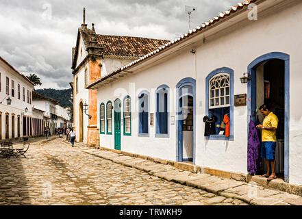 Kopfstein gepflasterte Strasse und koloniale Architektur Häuser im historischen Zentrum von Paraty. Paraty, Rio de Janeiro, Brasilien Stockfoto