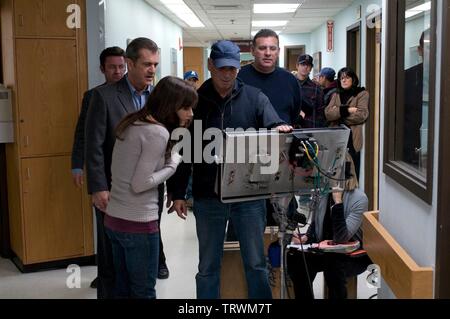 MARTIN CAMPBELL, MEL GIBSON, GRAHAM KING und BOJANA NOVAKOVIC im RAND DER FINSTERNIS (2010). Copyright: Nur die redaktionelle Nutzung. Kein Merchandising oder Buch deckt. Dies ist eine öffentlich verteilten Handzettel. Zugriffsrechte nur, keine Lizenz des Urheberrechts zur Verfügung gestellt. Nur in Verbindung mit Werbung für diesen Film. Quelle: WARNER BROSS BILDER/BBC Films/SYMBOL PRODUKTIONEN/POLAY, MACALL/Album Stockfoto
