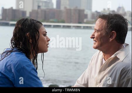 ROBIN WILLIAMS und Mila Kunis in der ANGRIEST MANN IN BROOKLYN (2014). Copyright: Nur die redaktionelle Nutzung. Kein Merchandising oder Buch deckt. Dies ist eine öffentlich verteilten Handzettel. Zugriffsrechte nur, keine Lizenz des Urheberrechts zur Verfügung gestellt. Nur in Verbindung mit Werbung für diesen Film. Credit: AMIB Produktionen/Cargo Unterhaltung/Filme de Gewalt/Album Stockfoto