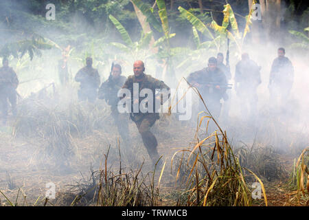 BRUCE WILLIS in Tränen der Sonne (2003). Copyright: Nur die redaktionelle Nutzung. Kein Merchandising oder Buch deckt. Dies ist eine öffentlich verteilten Handzettel. Zugriffsrechte nur, keine Lizenz des Urheberrechts zur Verfügung gestellt. Nur in Verbindung mit Werbung für diesen Film. Quelle: Columbia Pictures/MASI, FRANK/Album Stockfoto