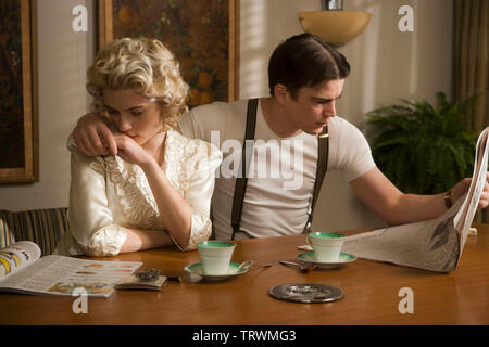 SCARLETT JOHANSSON und Josh Hartnett in die schwarze Dahlie (2006). Copyright: Nur die redaktionelle Nutzung. Kein Merchandising oder Buch deckt. Dies ist eine öffentlich verteilten Handzettel. Zugriffsrechte nur, keine Lizenz des Urheberrechts zur Verfügung gestellt. Nur in Verbindung mit Werbung für diesen Film. Quelle: UNIVERSAL PICTURES/KONOW, ROLF/Album Stockfoto