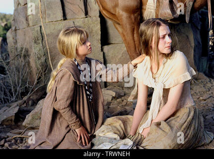 EVAN RACHEL WOOD, JENNA BOYD IN DER FEHLENDEN (2003). Copyright: Nur die redaktionelle Nutzung. Kein Merchandising oder Buch deckt. Dies ist eine öffentlich verteilten Handzettel. Zugriffsrechte nur, keine Lizenz des Urheberrechts zur Verfügung gestellt. Nur in Verbindung mit Werbung für diesen Film. Quelle: Columbia Pictures/REED, ELI/Album Stockfoto