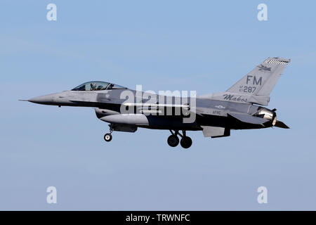 USAF Reserve-F-16C von der 93rd Fighter Squadron am Gehöft AFRES Basis in Florida landen an RAF Lakenheath während der Einheiten 2019 Bereitstellung. Stockfoto