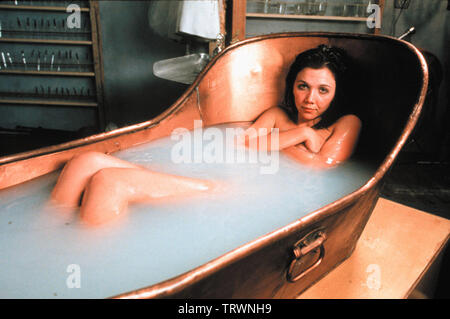 MAGGIE GYLLENHAAL in Sekretär (2002). Copyright: Nur die redaktionelle Nutzung. Kein Merchandising oder Buch deckt. Dies ist eine öffentlich verteilten Handzettel. Zugriffsrechte nur, keine Lizenz des Urheberrechts zur Verfügung gestellt. Nur in Verbindung mit Werbung für diesen Film. Credit: SLOUGH TEICH/Album Stockfoto