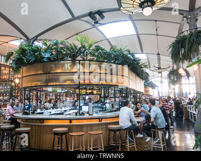 BARCELONA, SPANIEN - 21 April, 2018: Historische Galerien in der Passeig de Gràcia in Barcelona, wo es viele Bars und Restaurants aller Art zu essen Stockfoto