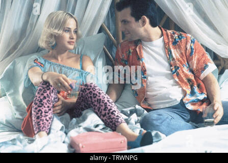 PATRICIA ARQUETTE und CHRISTIAN SLATER in True Romance (1993). Copyright: Nur die redaktionelle Nutzung. Kein Merchandising oder Buch deckt. Dies ist eine öffentlich verteilten Handzettel. Zugriffsrechte nur, keine Lizenz des Urheberrechts zur Verfügung gestellt. Nur in Verbindung mit Werbung für diesen Film. Credit: MORGAN CREEK/DAVIS FILME/Album Stockfoto