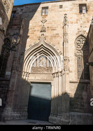 Die Tür der Frömmigkeit. Kathedrale der Hl. Kreuz und St. Eulalia, mit einem Ogee arch durch hohe pinnacles mit grosser Finesse geschnitzten flankiert. In Barcelona, Stockfoto