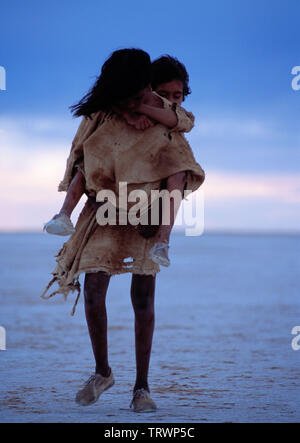 RABBIT-PROOF FENCE (2002). Copyright: Nur die redaktionelle Nutzung. Kein Merchandising oder Buch deckt. Dies ist eine öffentlich verteilten Handzettel. Zugriffsrechte nur, keine Lizenz des Urheberrechts zur Verfügung gestellt. Nur in Verbindung mit Werbung für diesen Film. Credit: RUMBARALA FILME/OLSEN ABGABE/HANWAY/AUSTRALIAN FILM FINANCE/Album Stockfoto